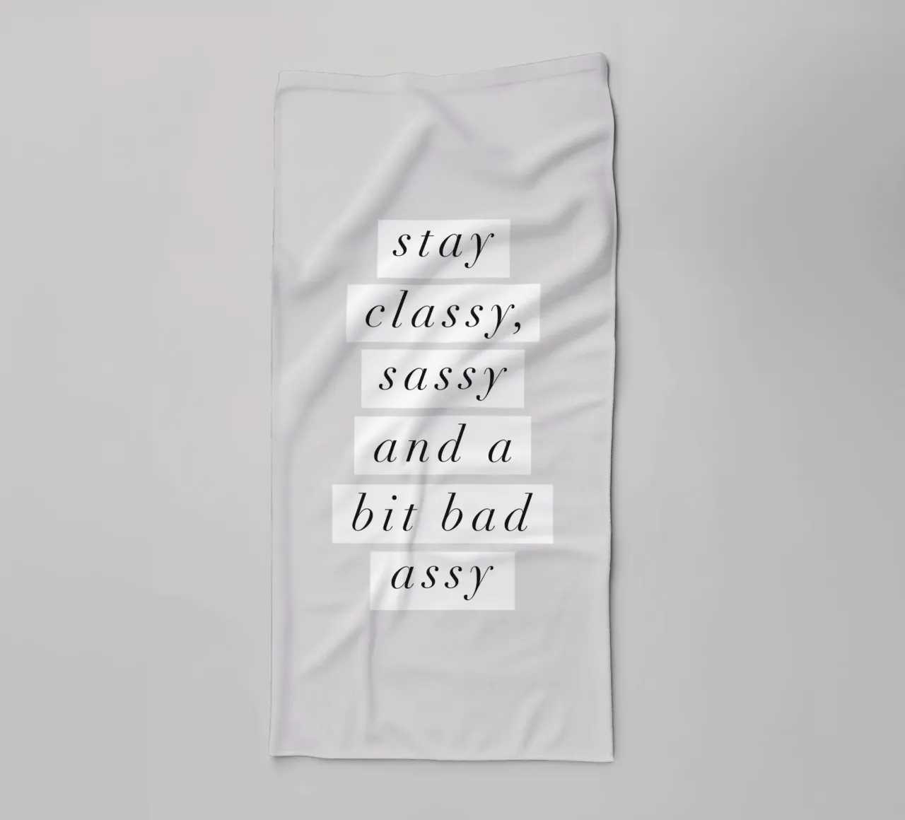 Tipografia monocromatica di classe, elegante e un po' cattiva asciugamano da bagno da THE MOTIVATED TYPE