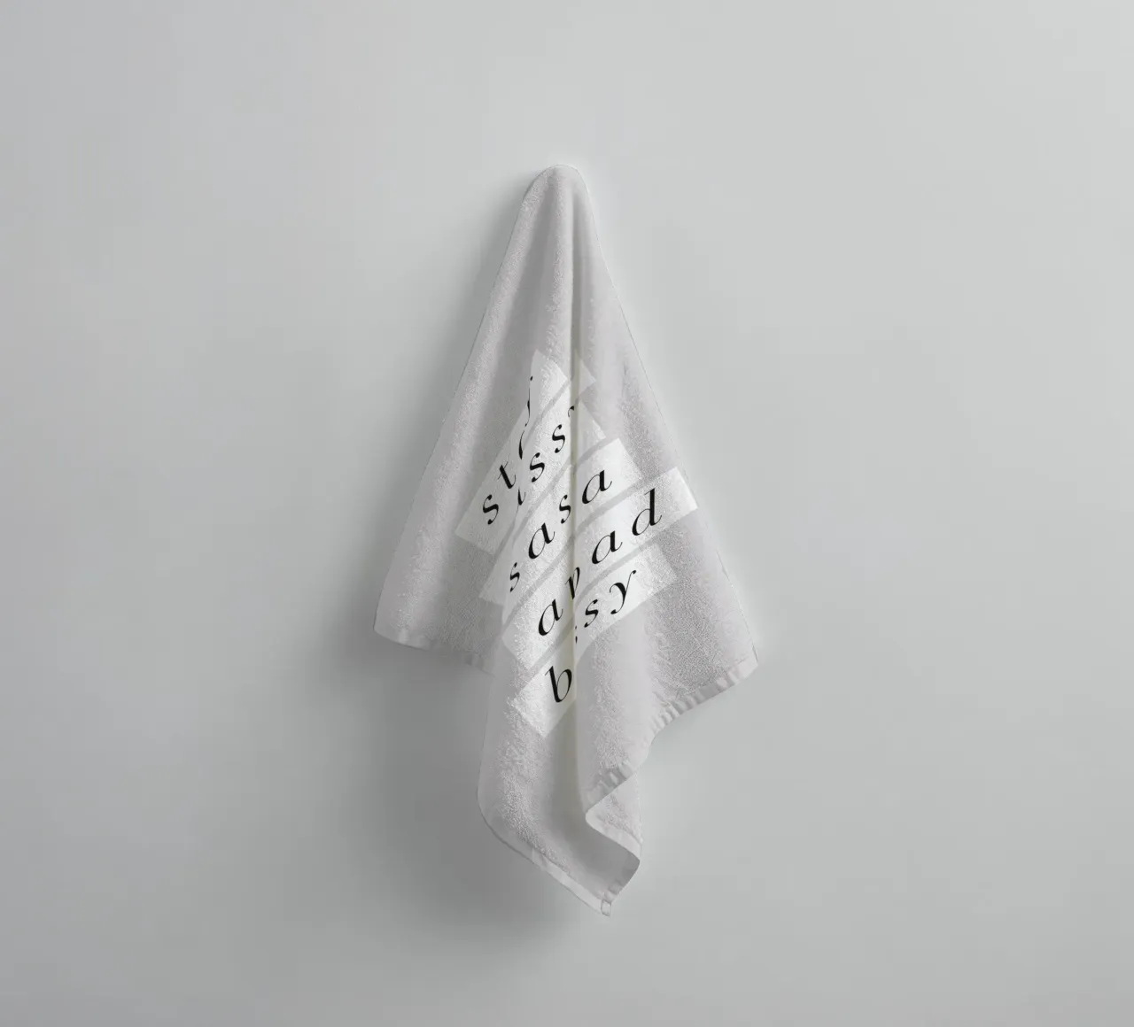 Tipografia monocromatica di classe, elegante e un po' cattiva asciugamano da bagno da THE MOTIVATED TYPE