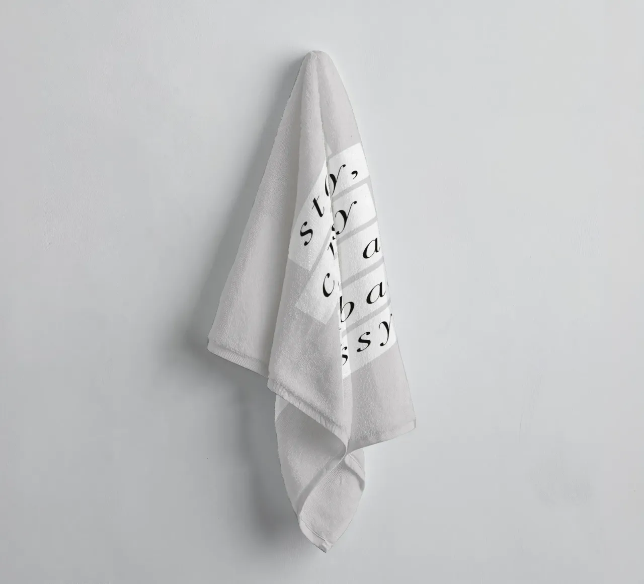 Tipografia monocromatica di classe, elegante e un po' cattiva asciugamano da bagno da THE MOTIVATED TYPE