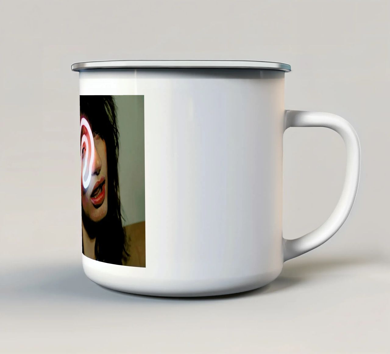 Stevie tazza in smalto da Aysha Banos