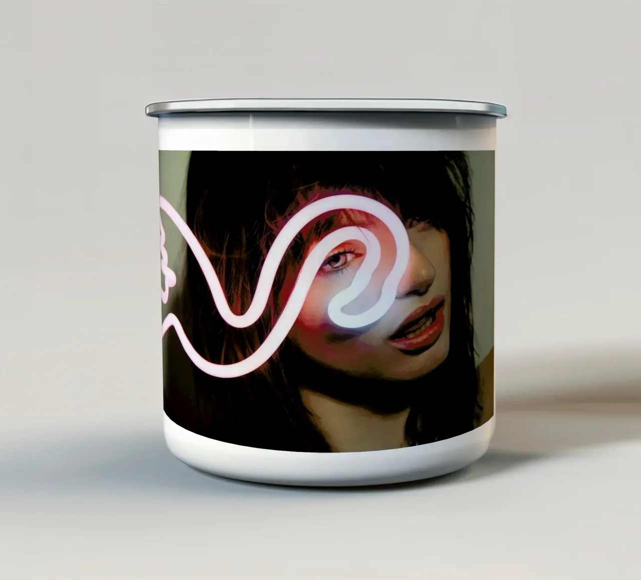 Stevie Emaille Tasse von Aysha Banos