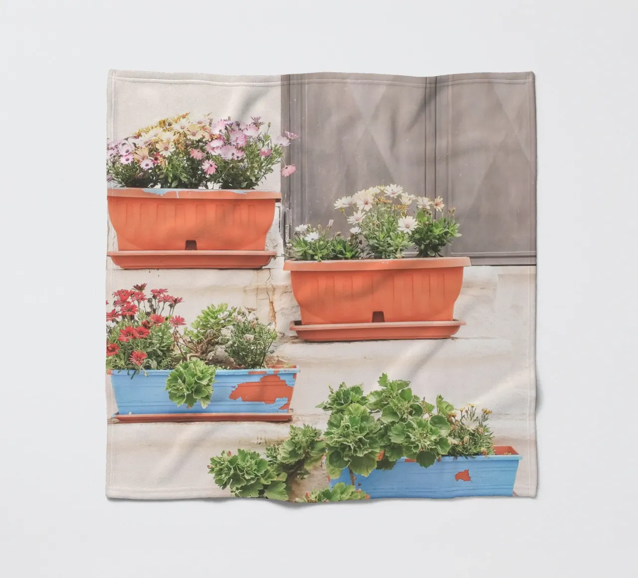 Puglia, Italia I La scala di fiori in un villaggio coperta in pile da Julie Travel Photography