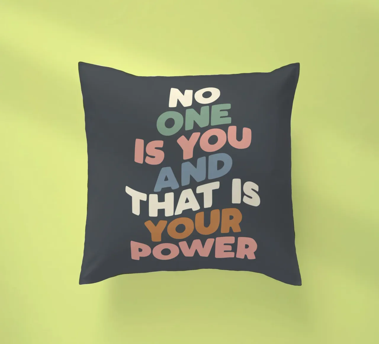 Nessuno è te e questo è il tuo potere Typografie Design cuscino da THE MOTIVATED TYPE