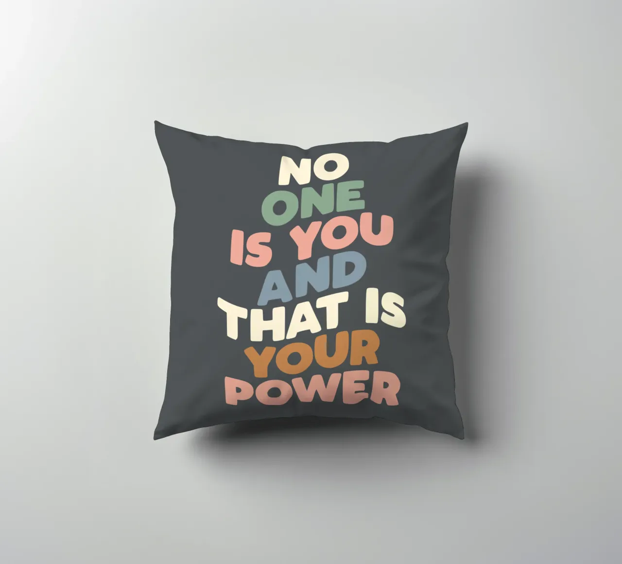 Nessuno è te e questo è il tuo potere Typografie Design cuscino da THE MOTIVATED TYPE
