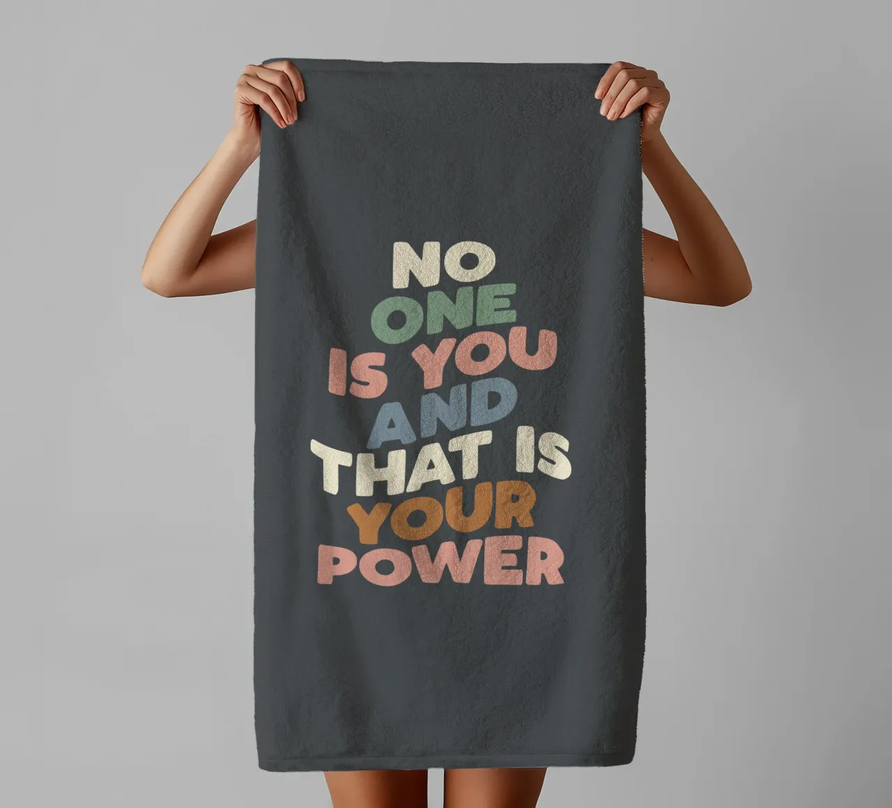Nadie eres tú y ése es tu poder Typografie Design toalla de baño de THE MOTIVATED TYPE