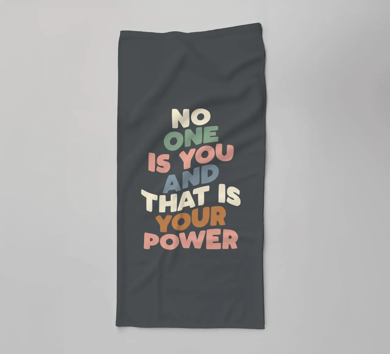 Nadie eres tú y ése es tu poder Typografie Design toalla de baño de THE MOTIVATED TYPE