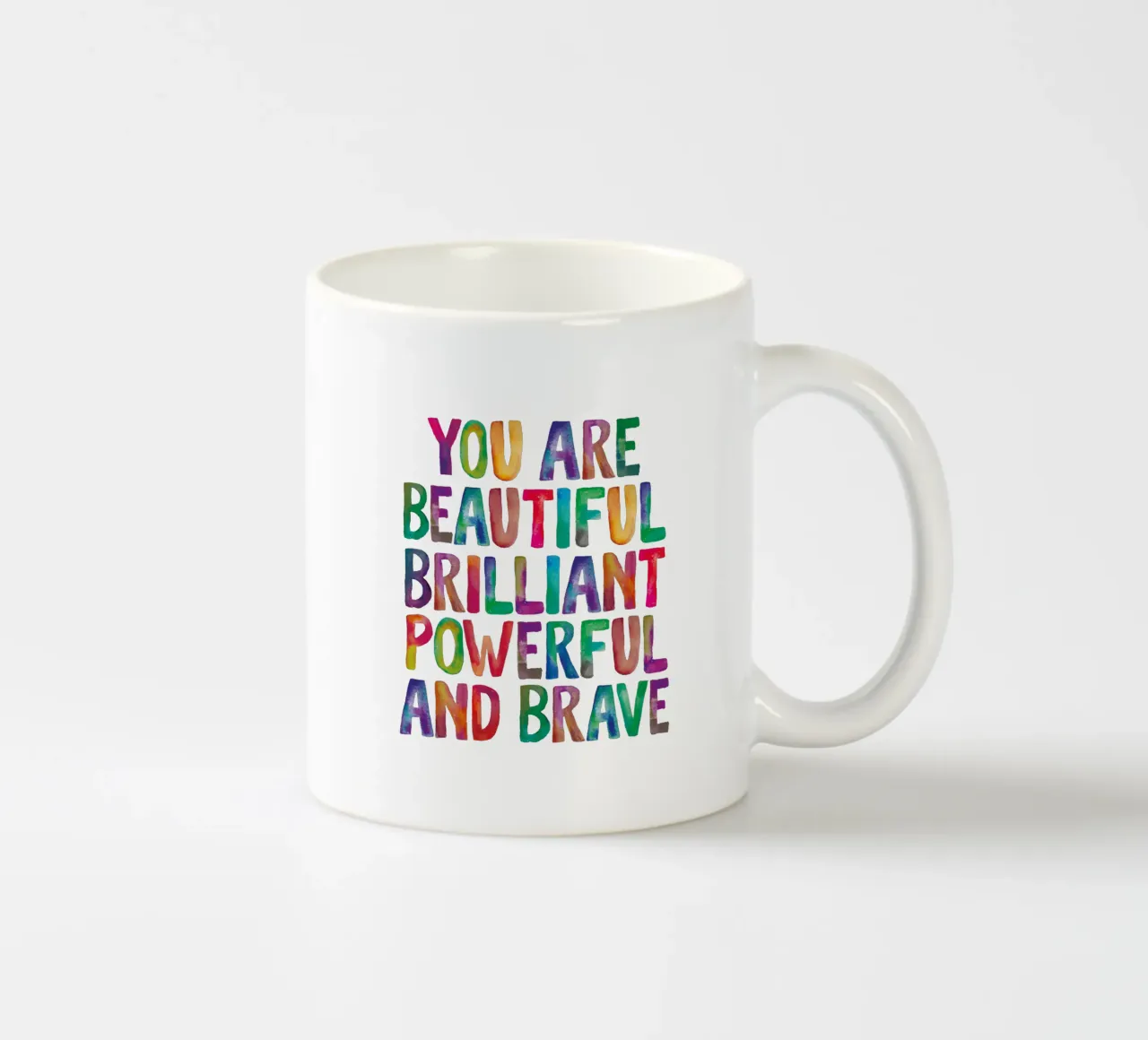 Sei bella, brillante, potente e coraggiosa Regenbogen tazza in ceramica da THE MOTIVATED TYPE