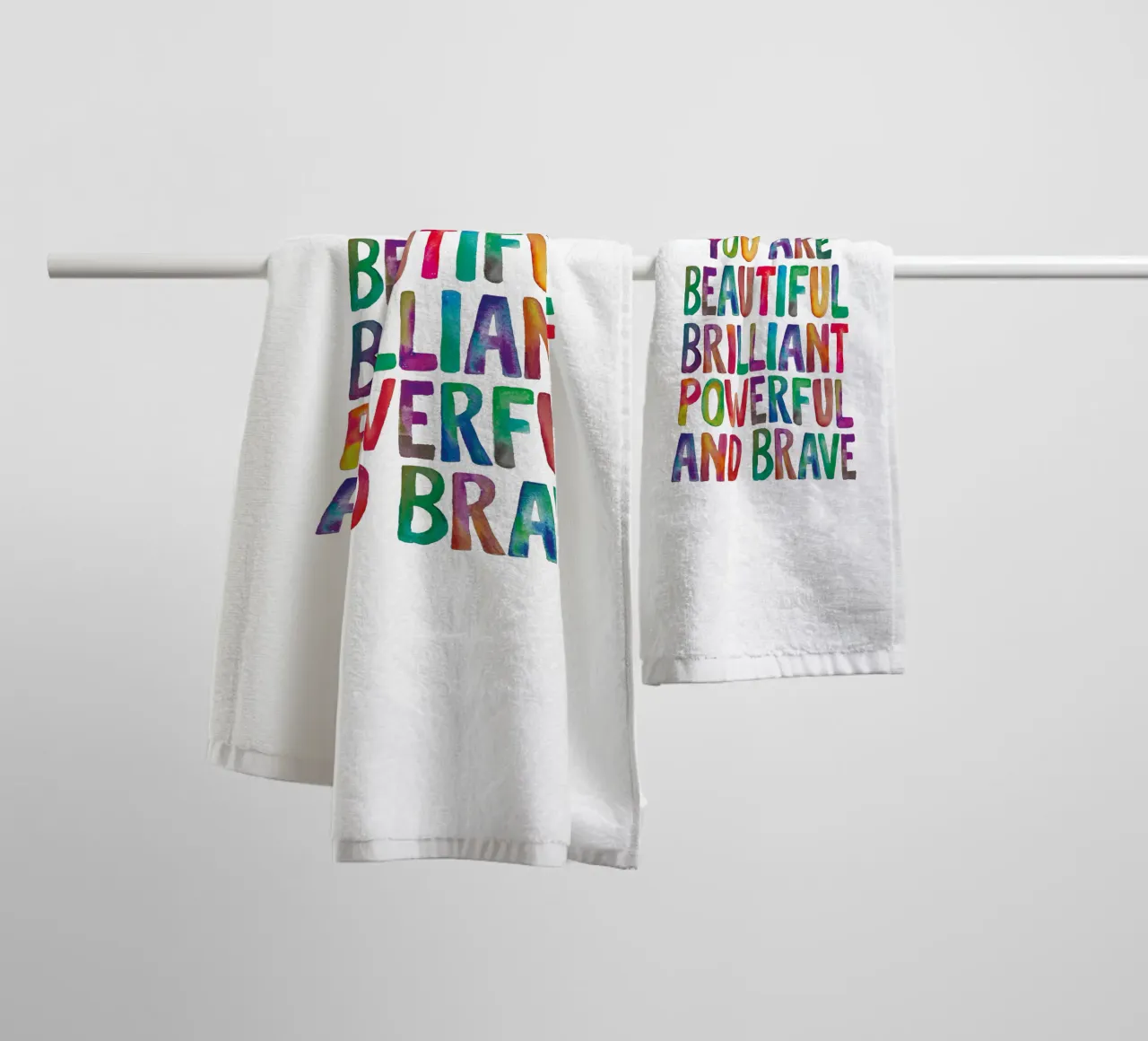 Je bent prachtig briljant krachtig en dapper Regenbogen badhanddoek van THE MOTIVATED TYPE