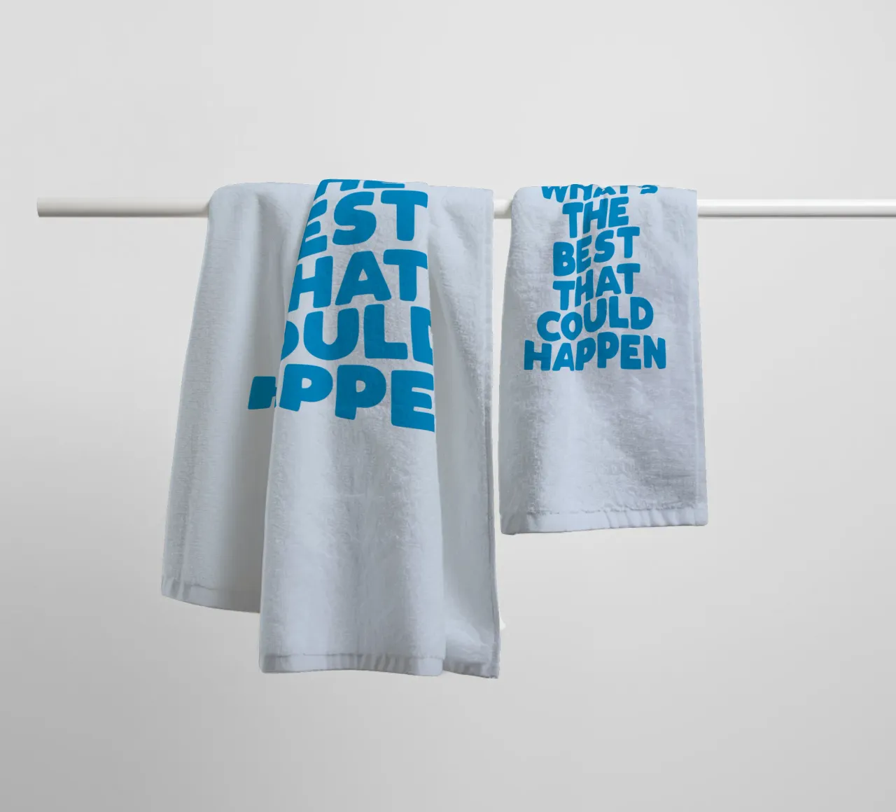 What's The Best That Could Happen Typografie Design toalla de baño de THE MOTIVATED TYPE