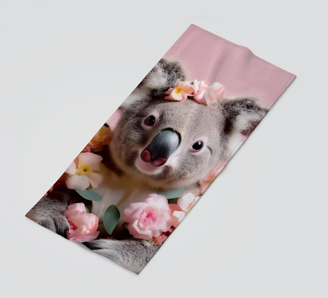 Liebenswerter Koala mit rosa Blumen in einem Pastelldesign Strandtuch von FlexiDesignsByK