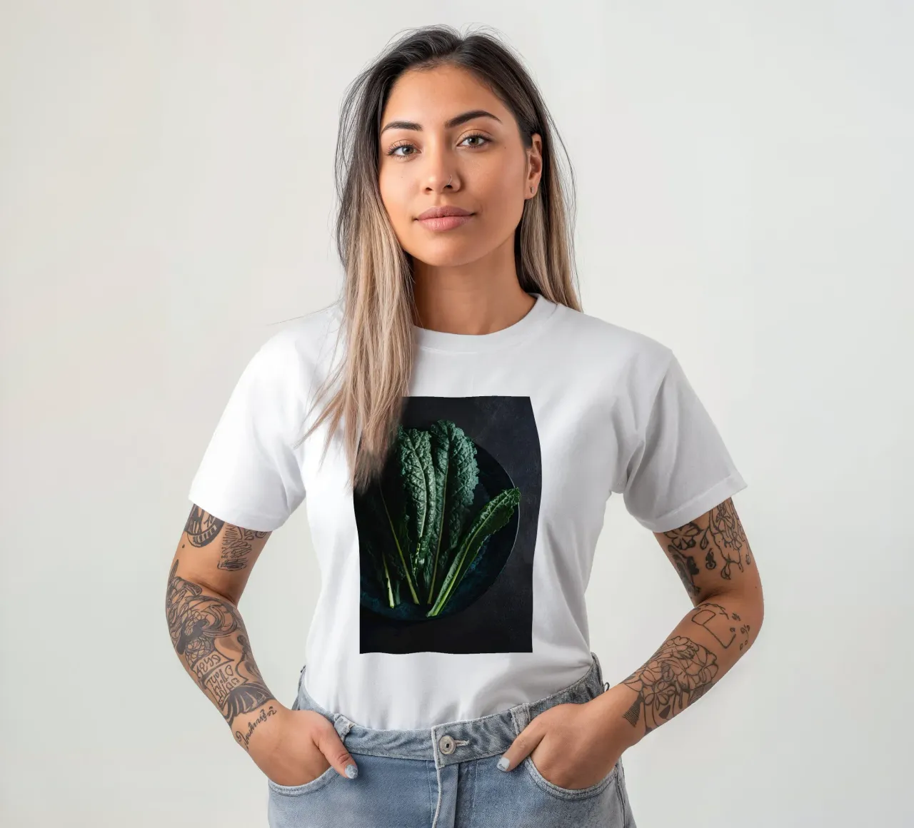 Foglie di cavolo riccio su un piatto di colore scuro t-shirt da foodphotolove