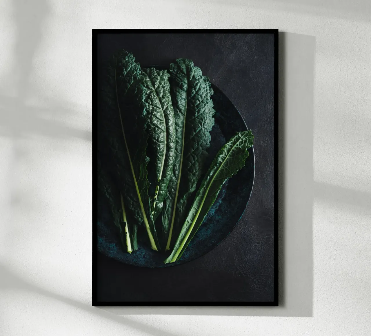 Foglie di cavolo riccio su un piatto di colore scuro carta hahnemühle da foodphotolove
