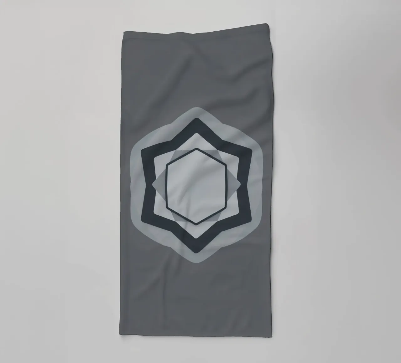 Abstract geometrisch modern logo in grijstinten en wit badhanddoek van DesignDoodle