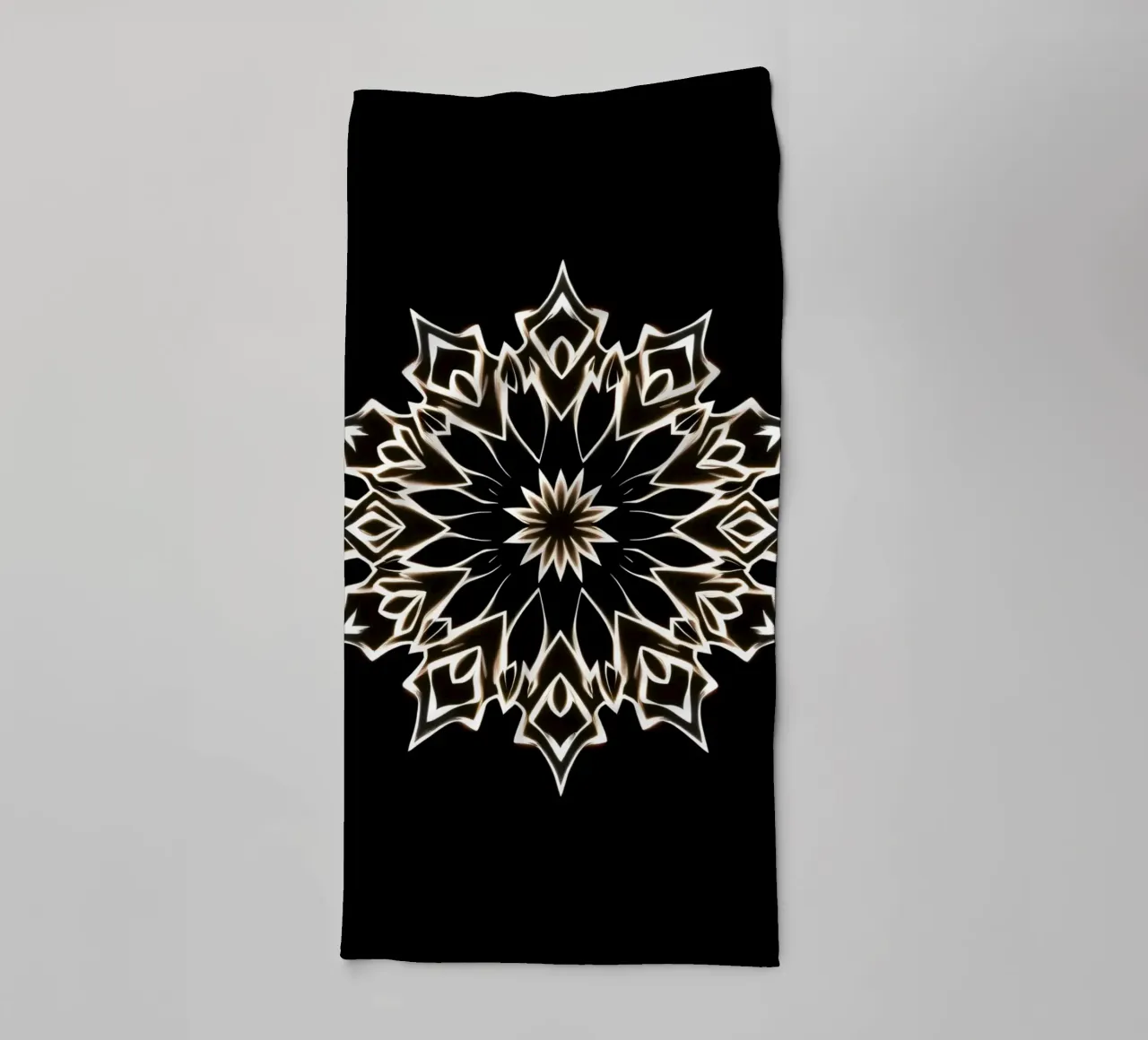 Komplizierte florale Mandala-Logo-Design auf einem schwarzen Hintergrund Handtuch von DesignDoodle