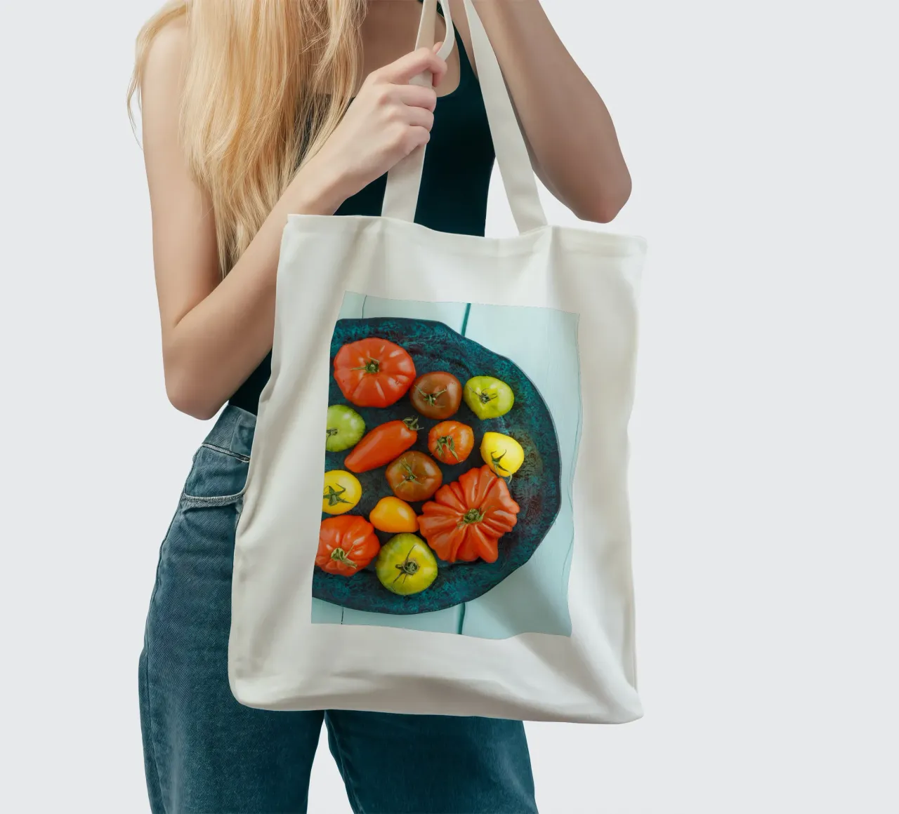 Diversi tipi di pomodori su un piatto rustico borsa in juta da foodphotolove