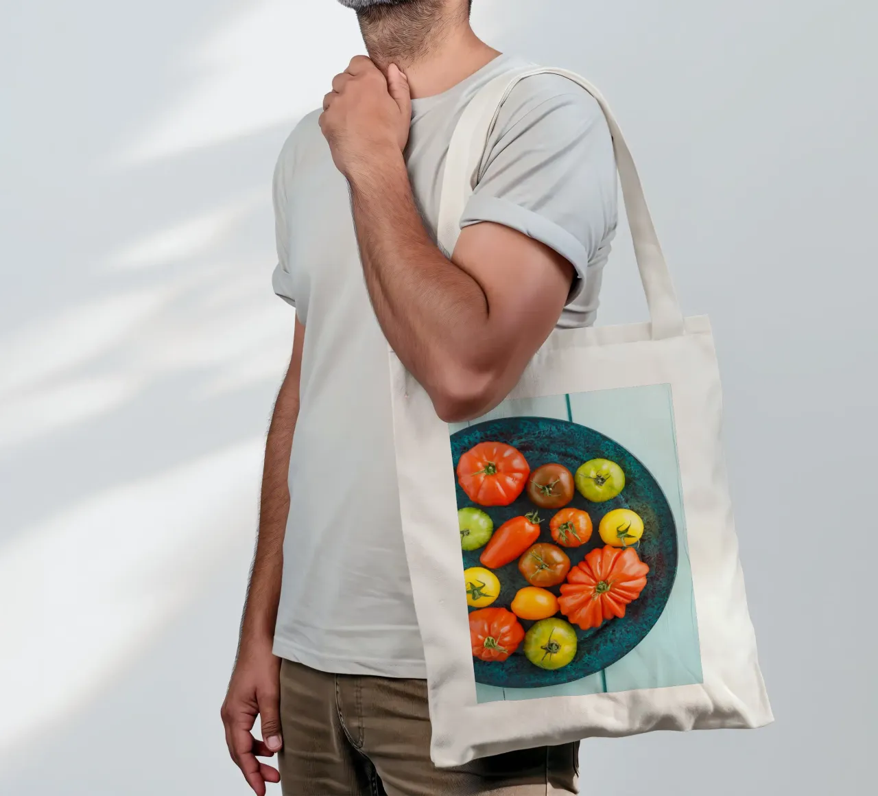 Diversi tipi di pomodori su un piatto rustico borsa in juta da foodphotolove