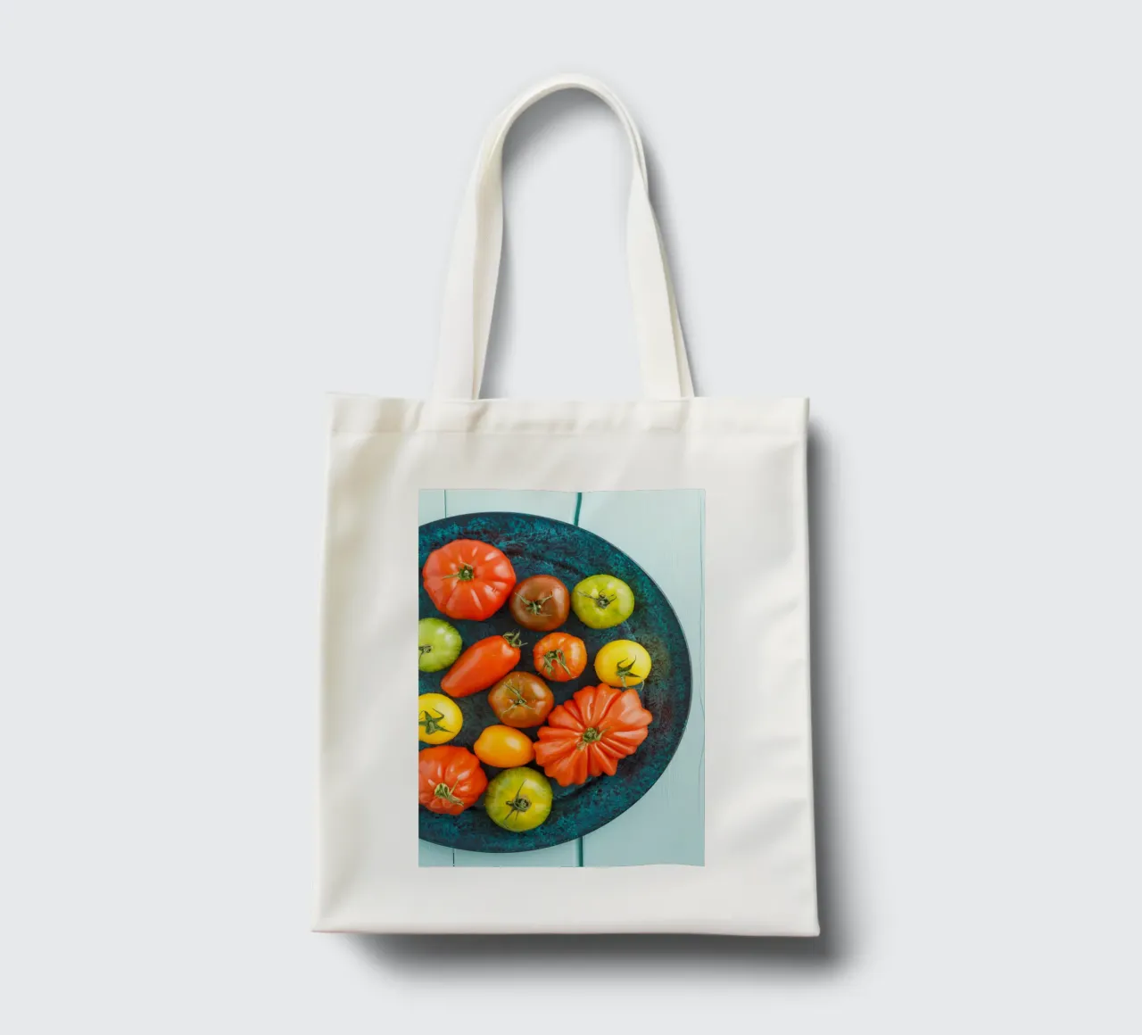 Diversi tipi di pomodori su un piatto rustico borsa in juta da foodphotolove