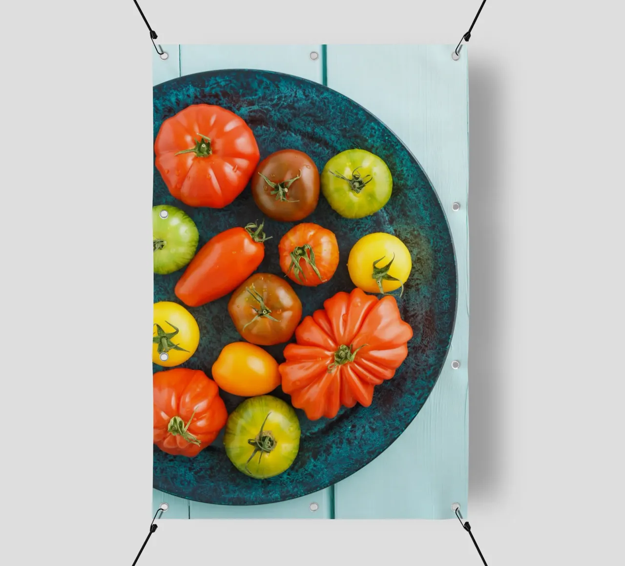 Diversi tipi di pomodori su un piatto rustico telo in pvc da foodphotolove