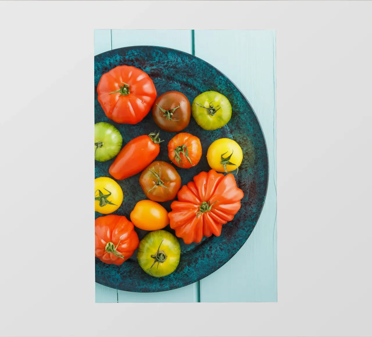 Diversi tipi di pomodori su un piatto rustico telo in pvc da foodphotolove