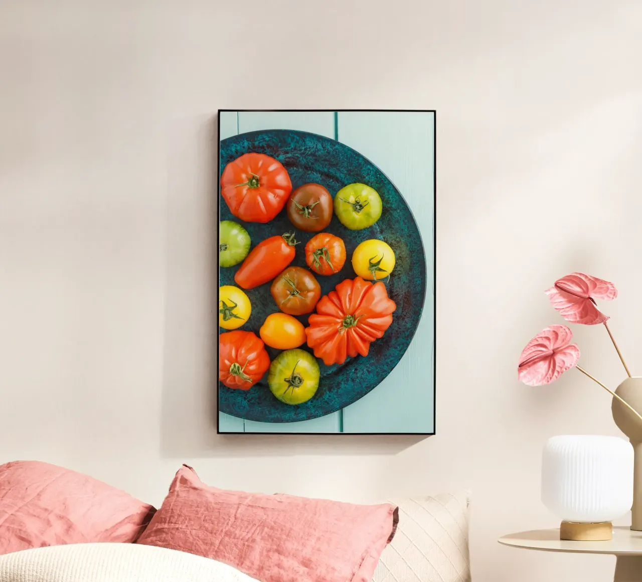 Diversi tipi di pomodori su un piatto rustico plexiglass da foodphotolove