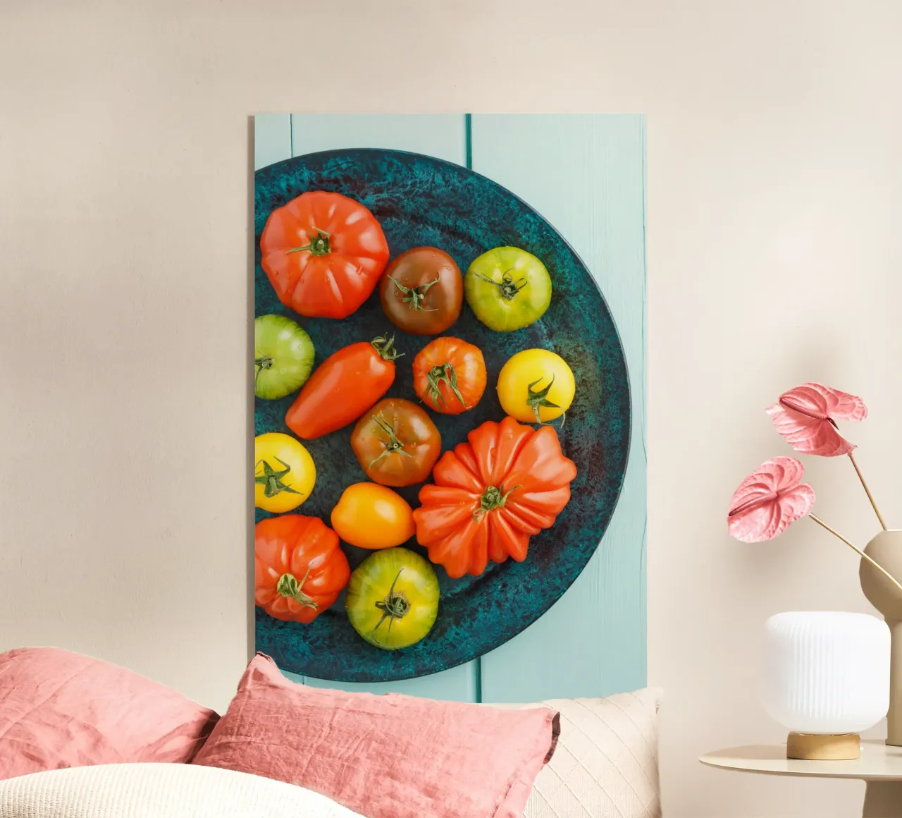 Diversi tipi di pomodori su un piatto rustico plexiglass da foodphotolove