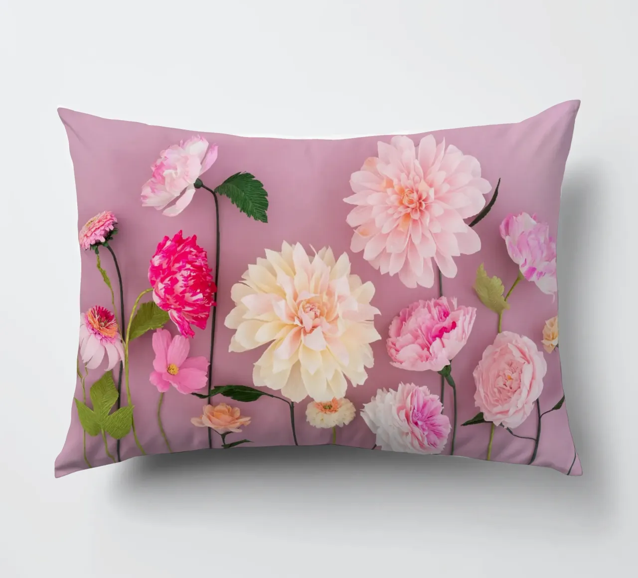 Composizione di fiori di carta su sfondo rosa cuscino da foodphotolove