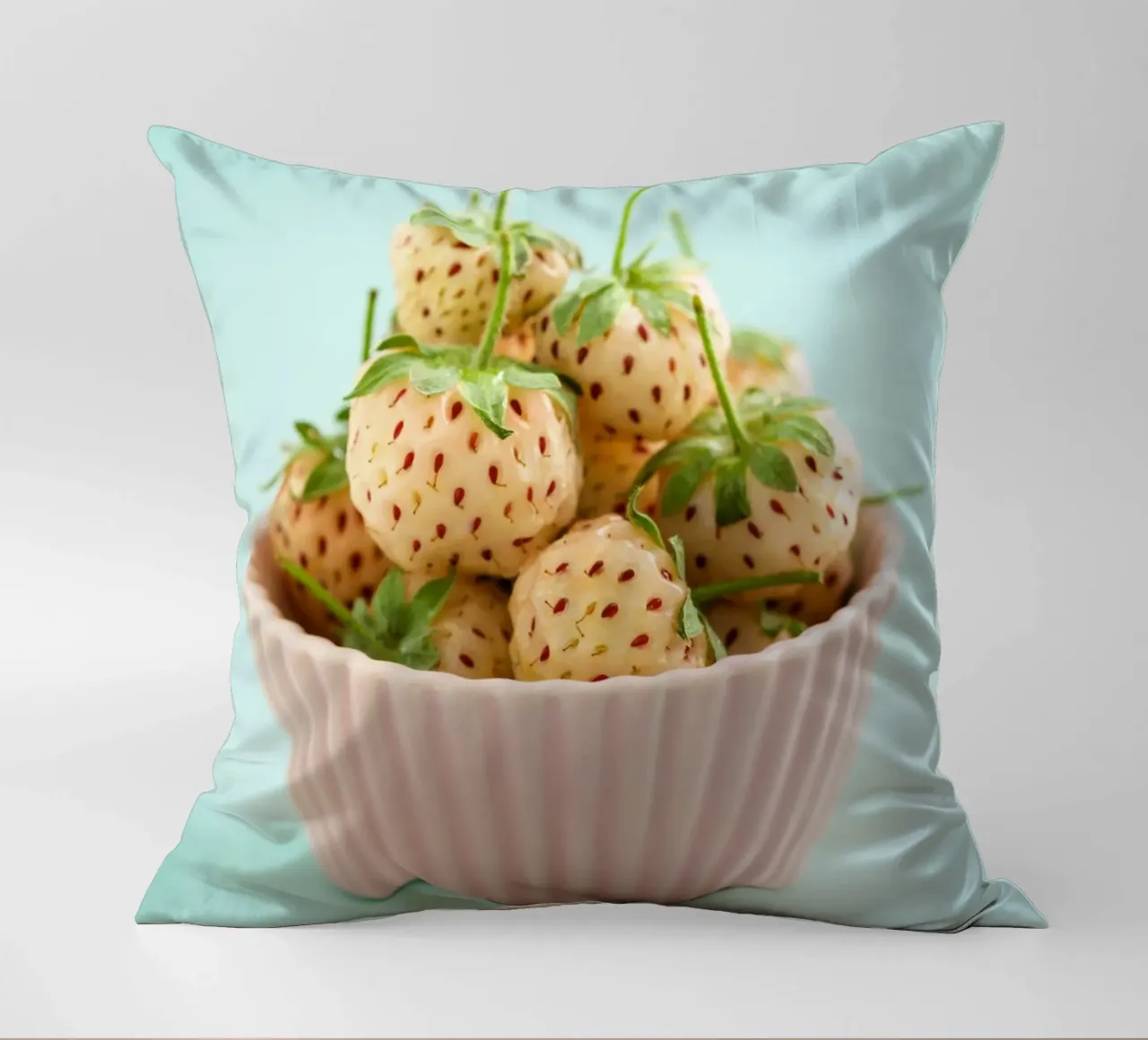Fragole bianche con buccia rosa cuscino da foodphotolove