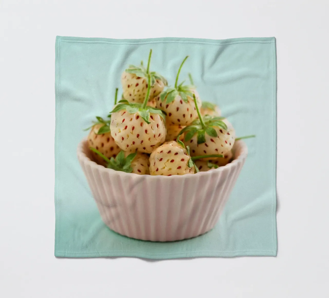 Fragole bianche con buccia rosa coperta in pile da foodphotolove