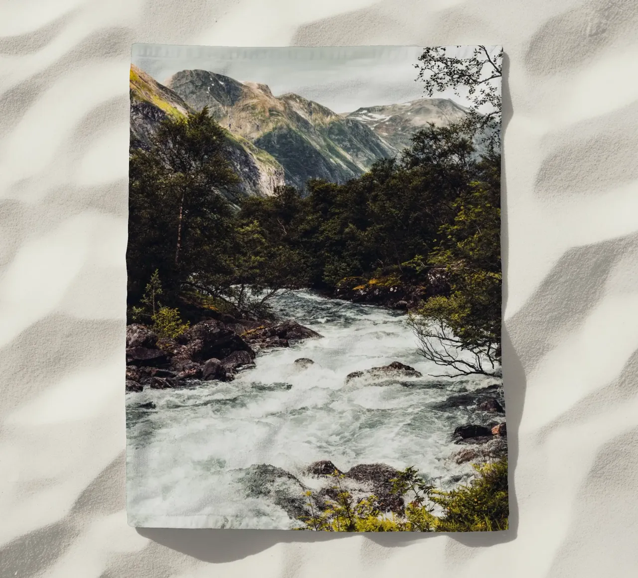 Fiume a Trollstigen telo mare da thetraveller