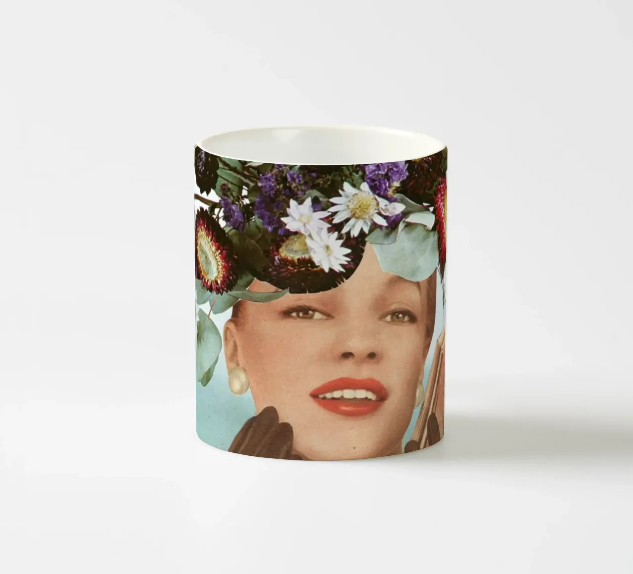 Moda floreale III tazza in ceramica da Cassia Beck Collage