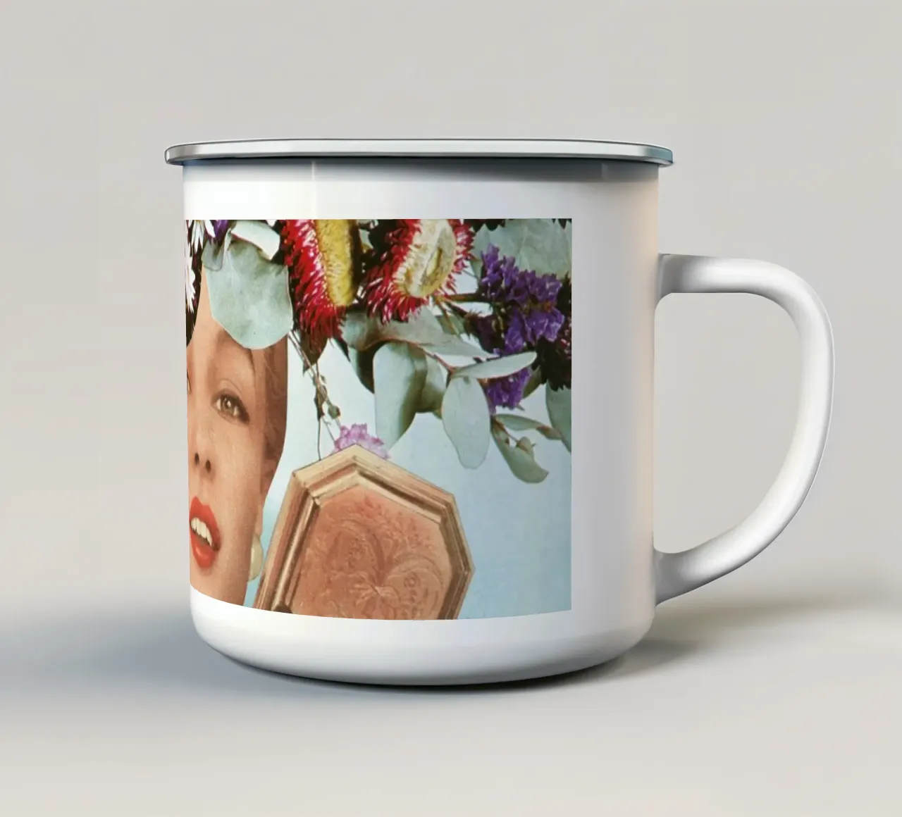 Moda floreale III tazza in smalto da Cassia Beck Collage