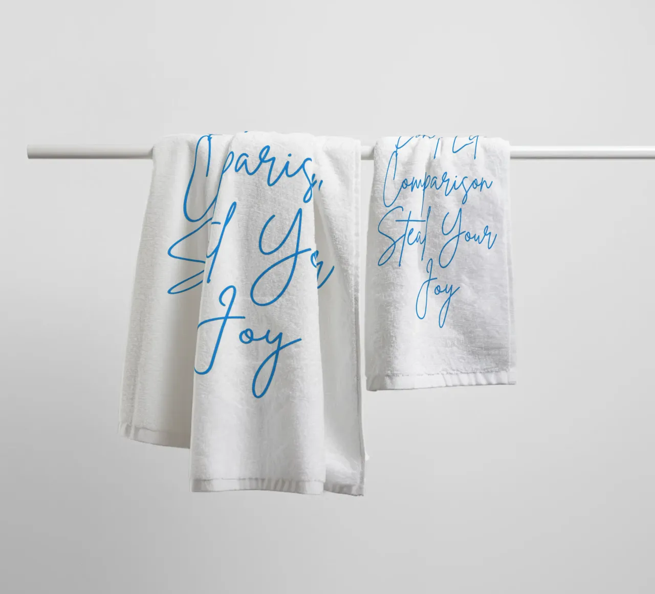"Don't Let Comparison Steal Your Joy" Blue Text asciugamano da bagno da FABOArt