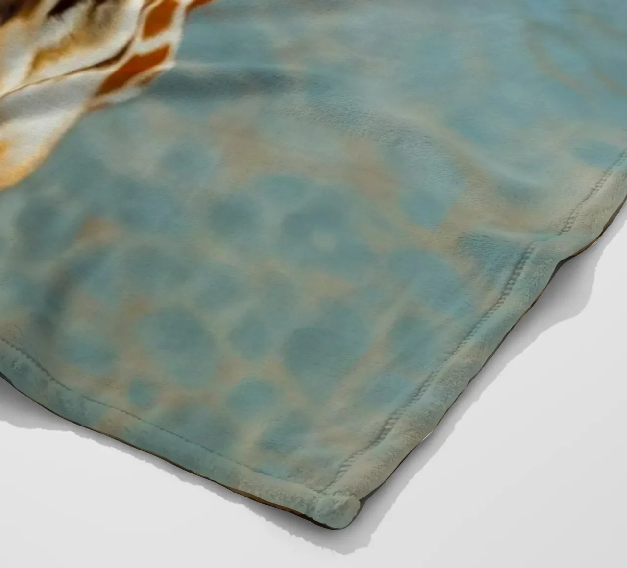 Giraffa che guarda verso l'alto coperta in pile da Lisa Artifexia