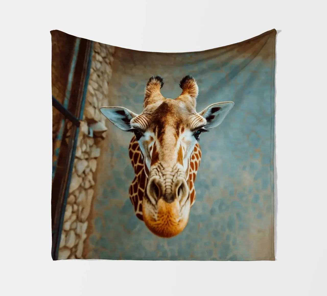 Giraffa che guarda verso l'alto coperta in pile da Lisa Artifexia