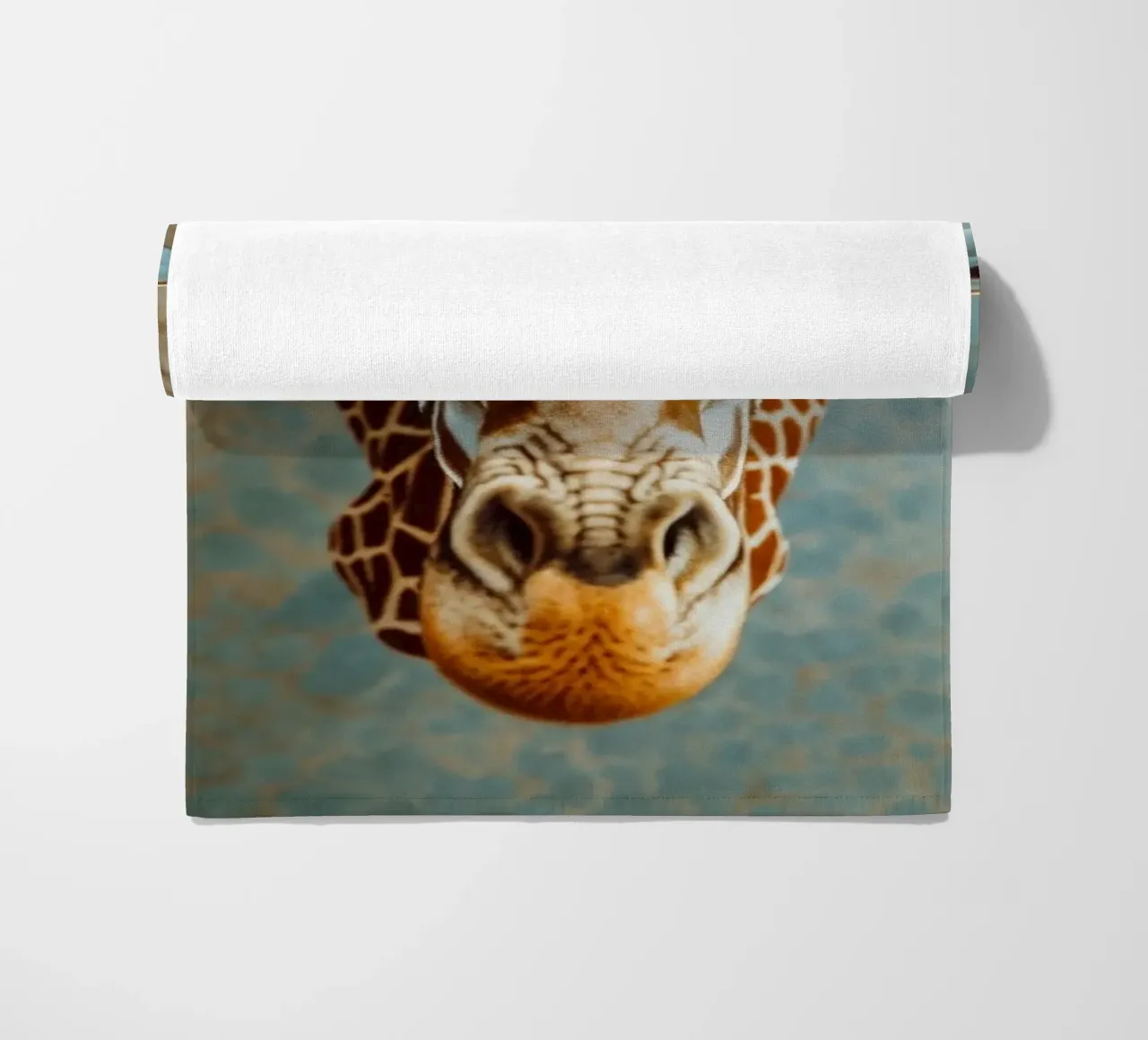 Giraffa che guarda verso l'alto telo mare da Lisa Artifexia