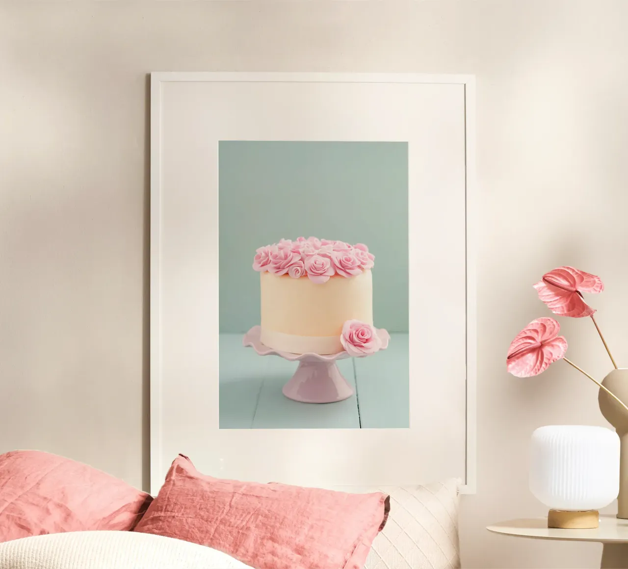Torta elegante con rose di zucchero rosa poster con telaio in plastica da foodphotolove