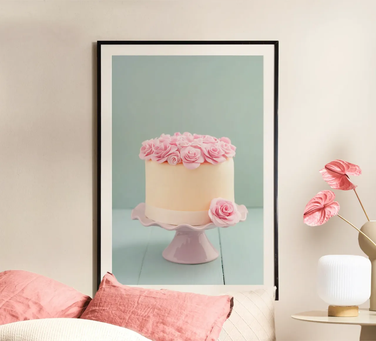 Torta elegante con rose di zucchero rosa poster con telaio in plastica da foodphotolove