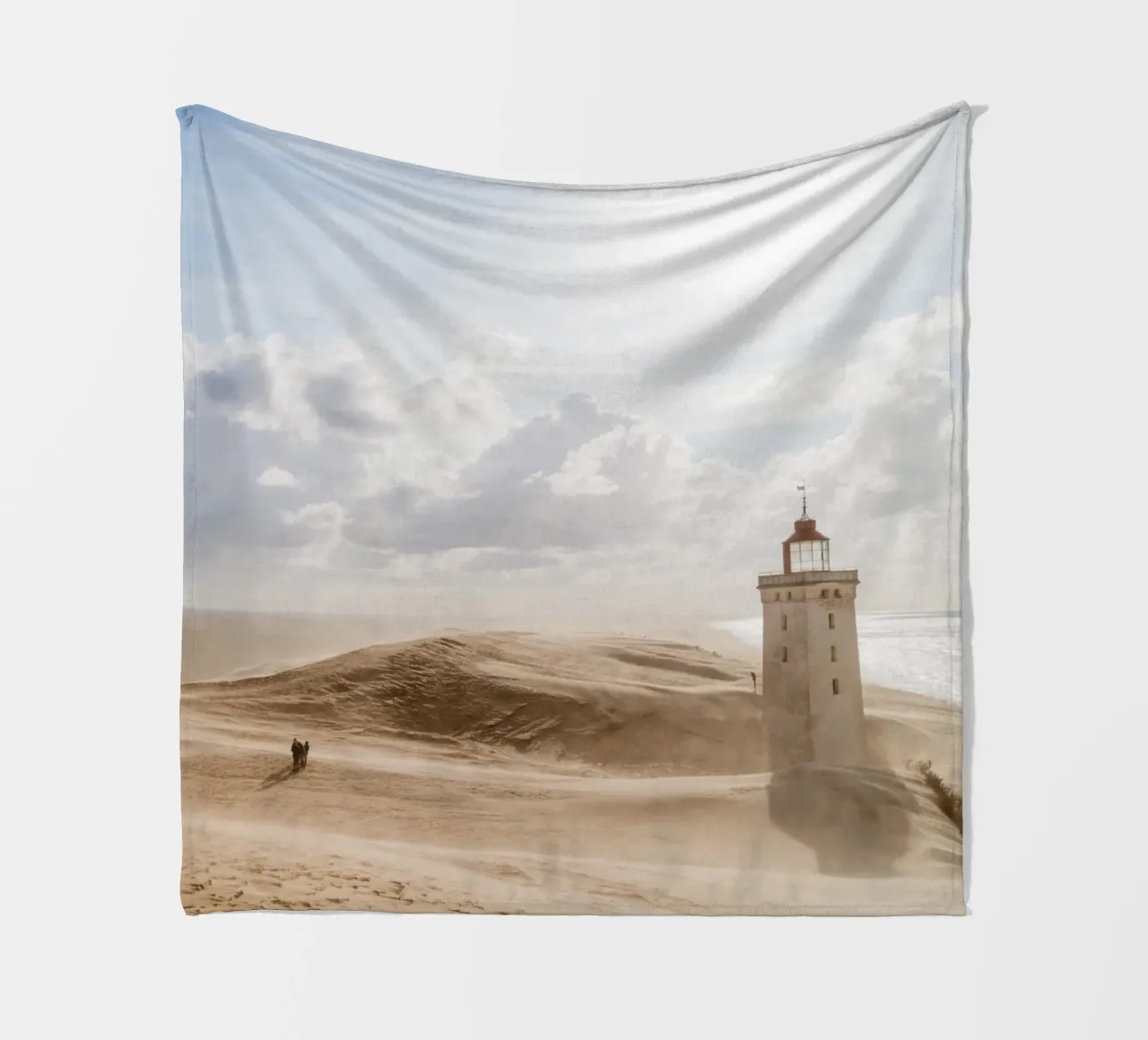 Faro di Rubjerg Knude in tempesta di sabbia coperta in pile da foodphotolove