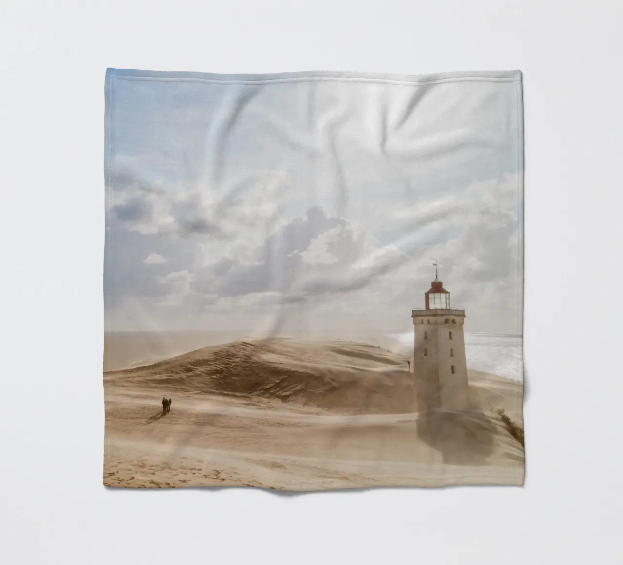 Faro di Rubjerg Knude in tempesta di sabbia coperta in pile da foodphotolove
