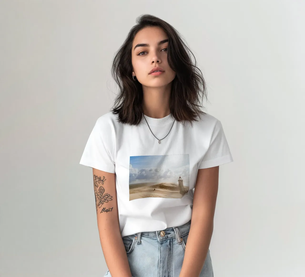 Faro di Rubjerg Knude in tempesta di sabbia t-shirt da foodphotolove