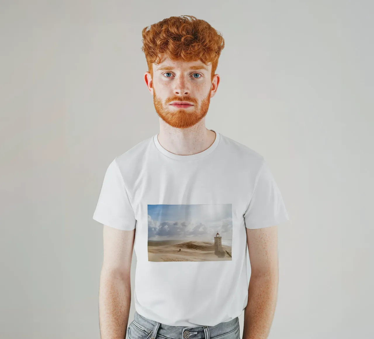 Faro di Rubjerg Knude in tempesta di sabbia t-shirt da foodphotolove