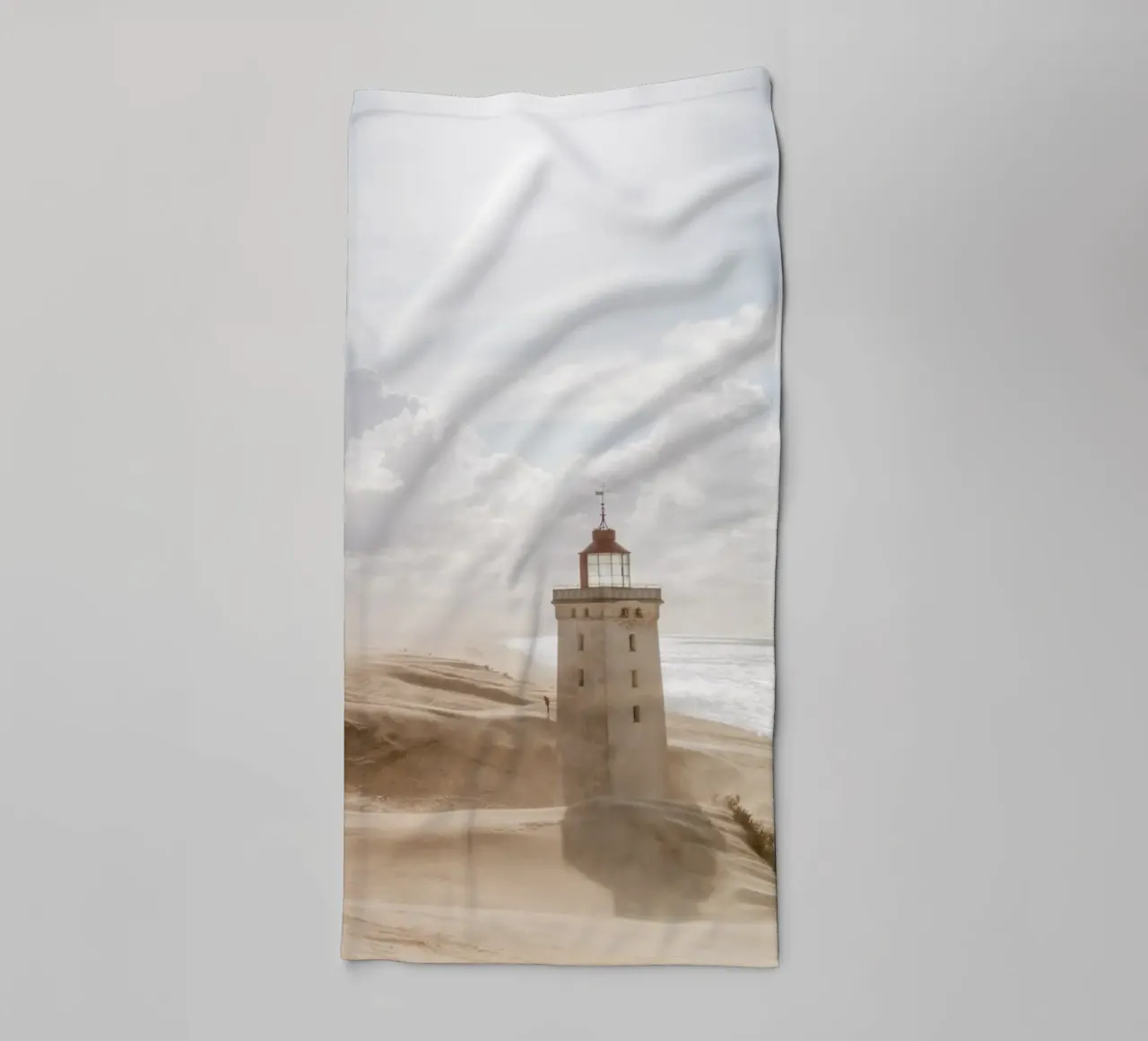 Faro di Rubjerg Knude in tempesta di sabbia asciugamano da bagno da foodphotolove