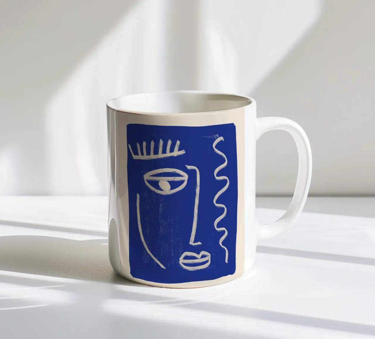Volto astratto 23 Blu cobalto tazza in ceramica da ThingDesign