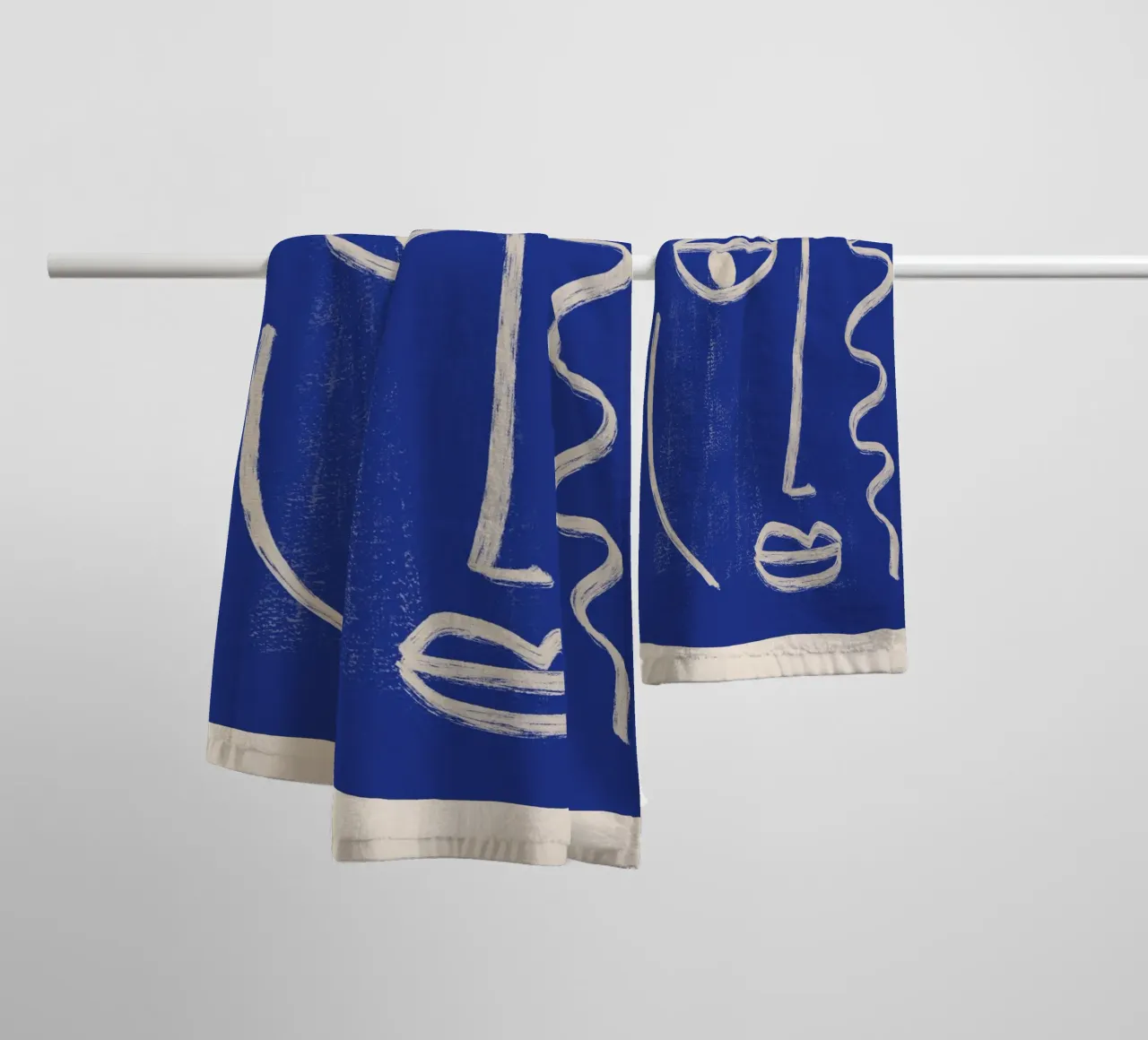 Abstraktes Gesicht 23 Kobaltblau Handtuch von ThingDesign