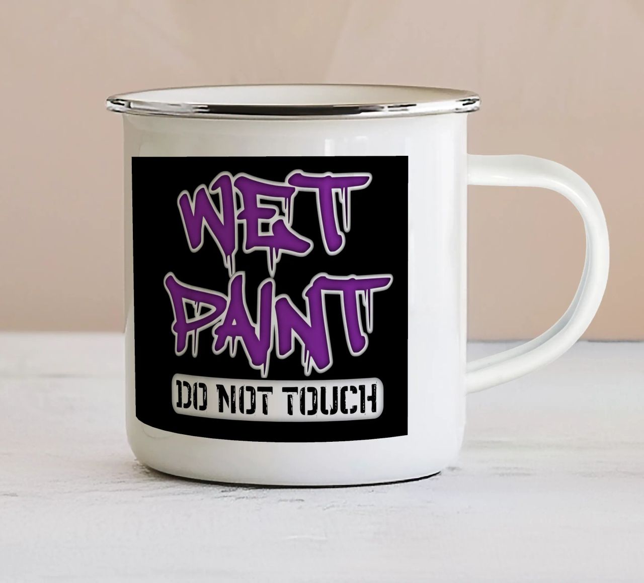 Vernice bagnata Non toccare tazza in smalto da sillyindustries