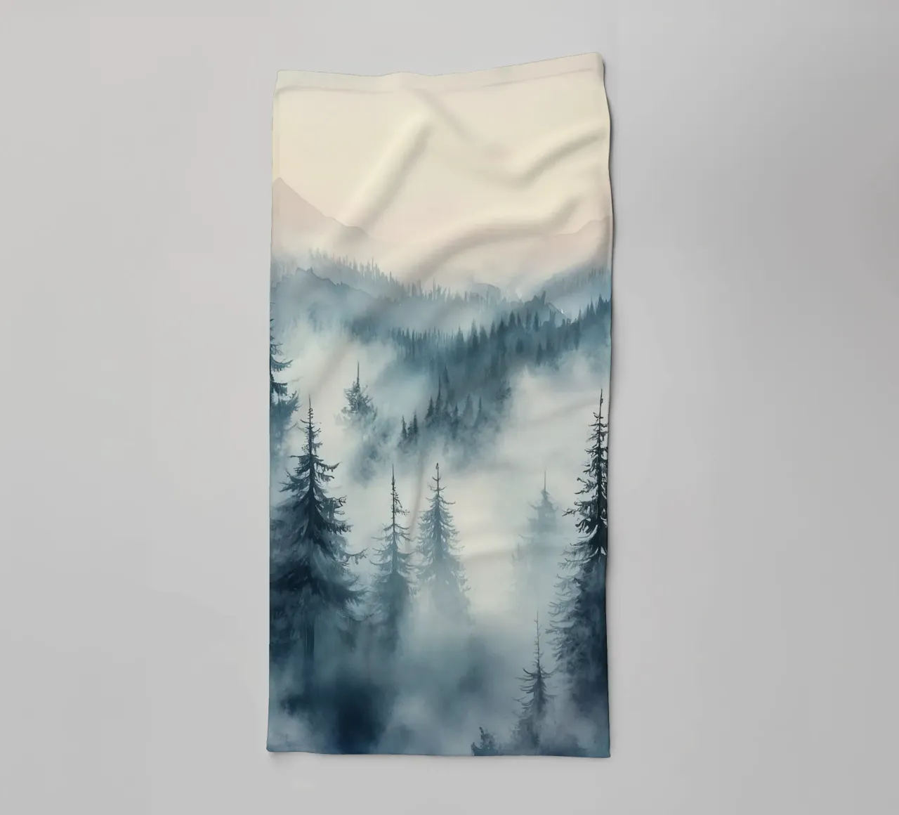 Berglandschap in mystieke mist badhanddoek van Carinaprint