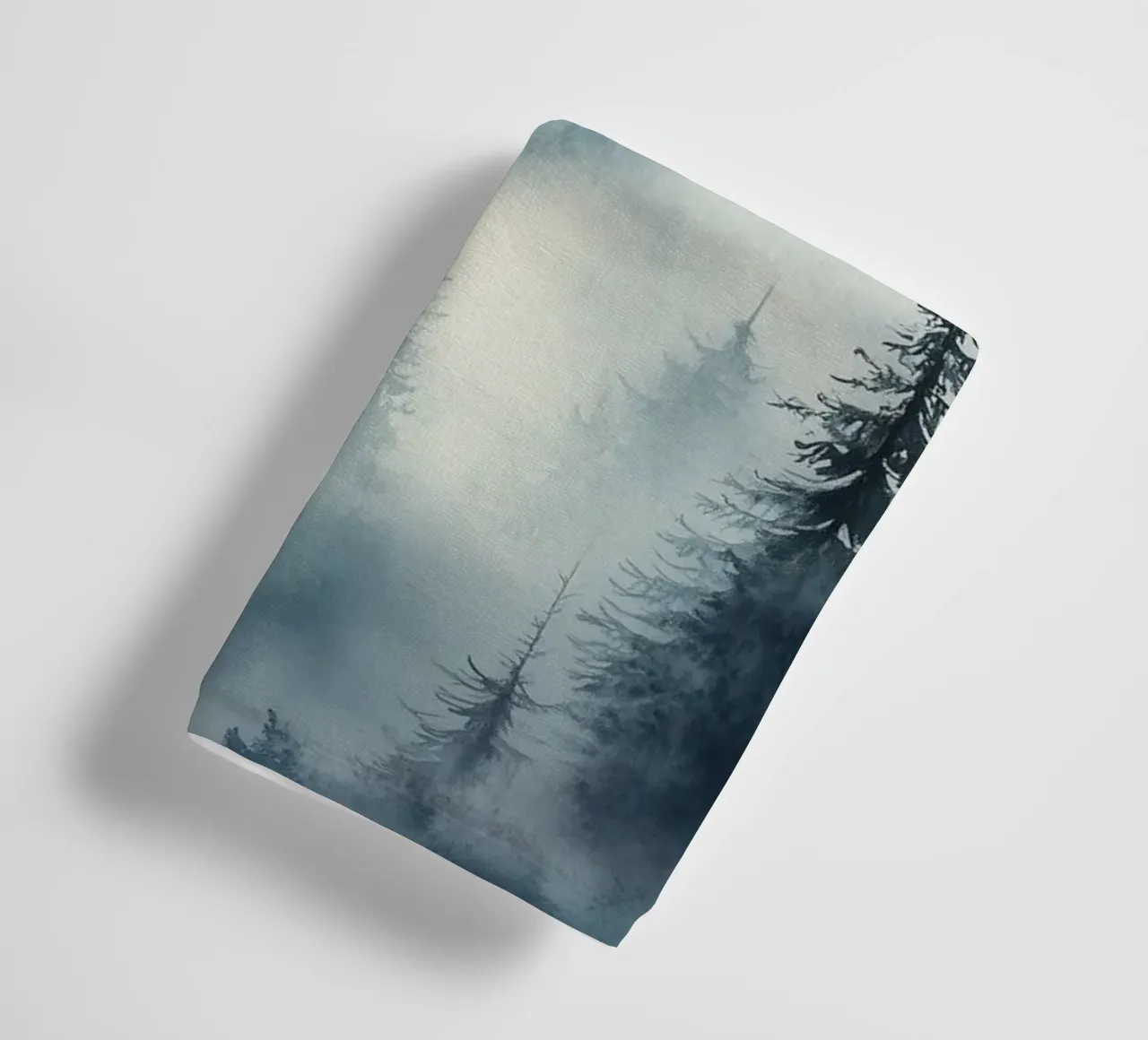 Berglandschap in mystieke mist badhanddoek van Carinaprint