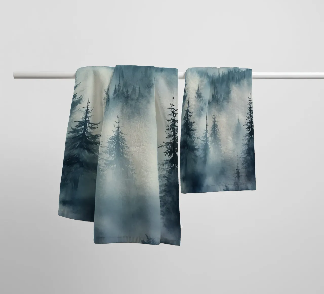 Berglandschap in mystieke mist badhanddoek van Carinaprint