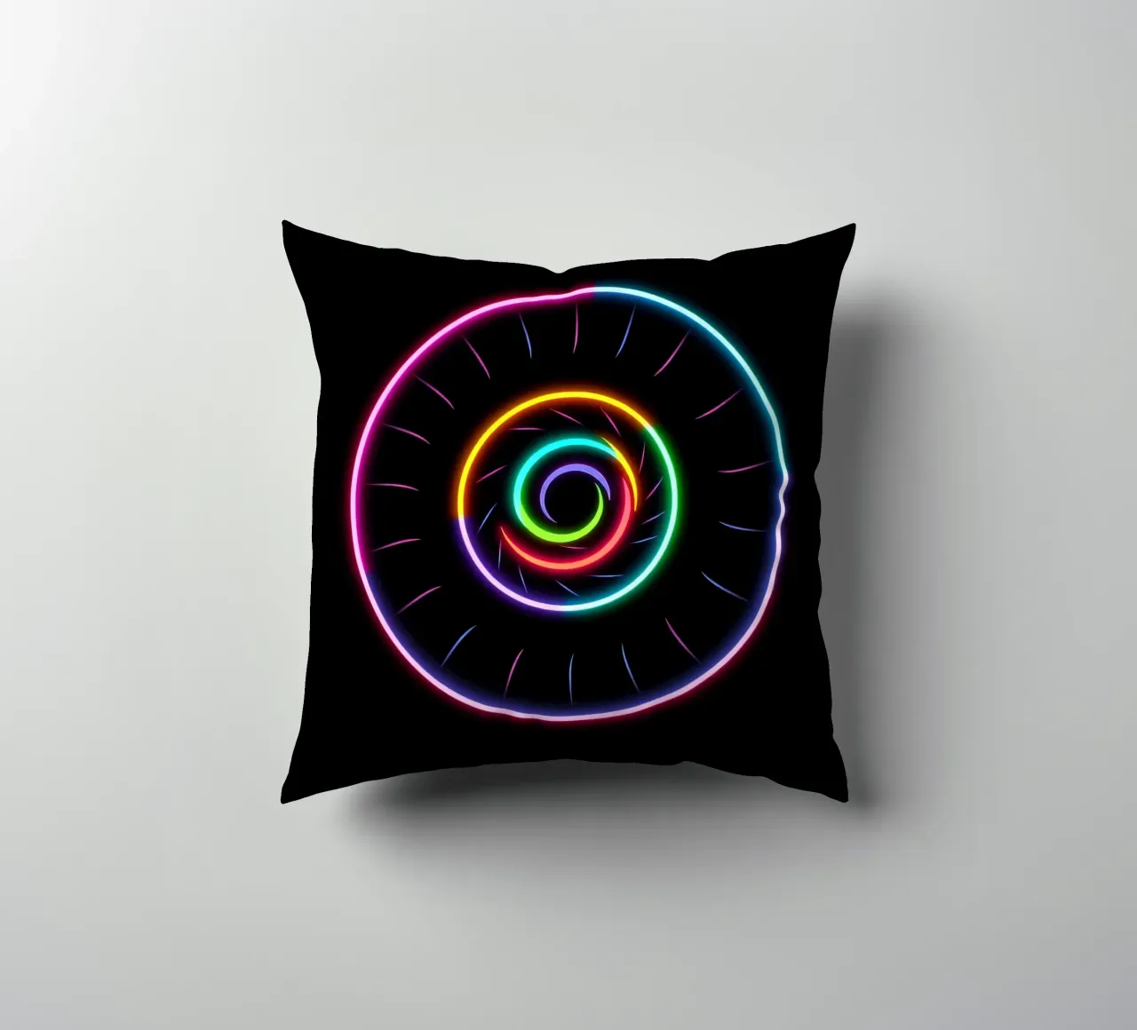 Disegno luminoso a spirale colorato con colori al neon cuscino da DesignDoodle