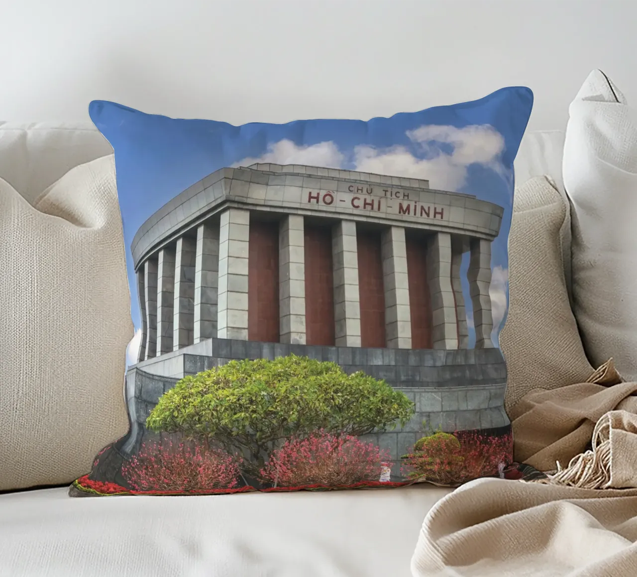 Ho Chi Minh Mausoleum cuscino da Dave Hare Photography